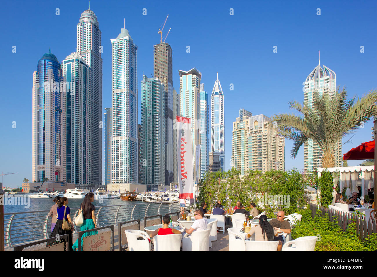 Dubai Marina e bar, Dubai, Emirati Arabi Uniti, Medio Oriente Foto Stock