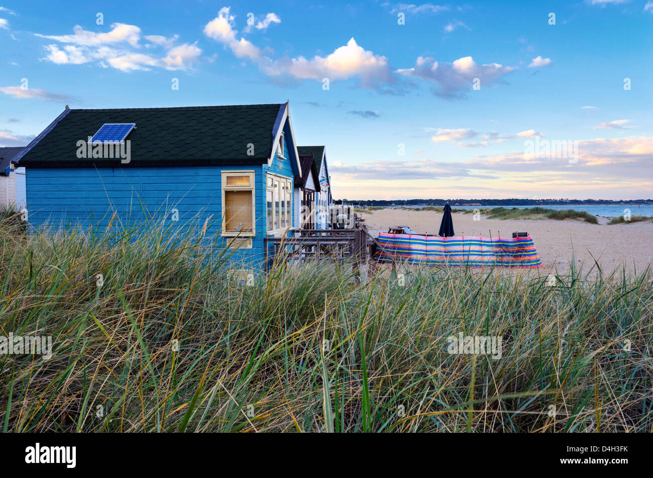 Spiaggia di capanne in dune di sabbia a Mudeford sputare sulla testa Hengistbury vicino a Bournemouth e Christchurch in Dorset. Foto Stock