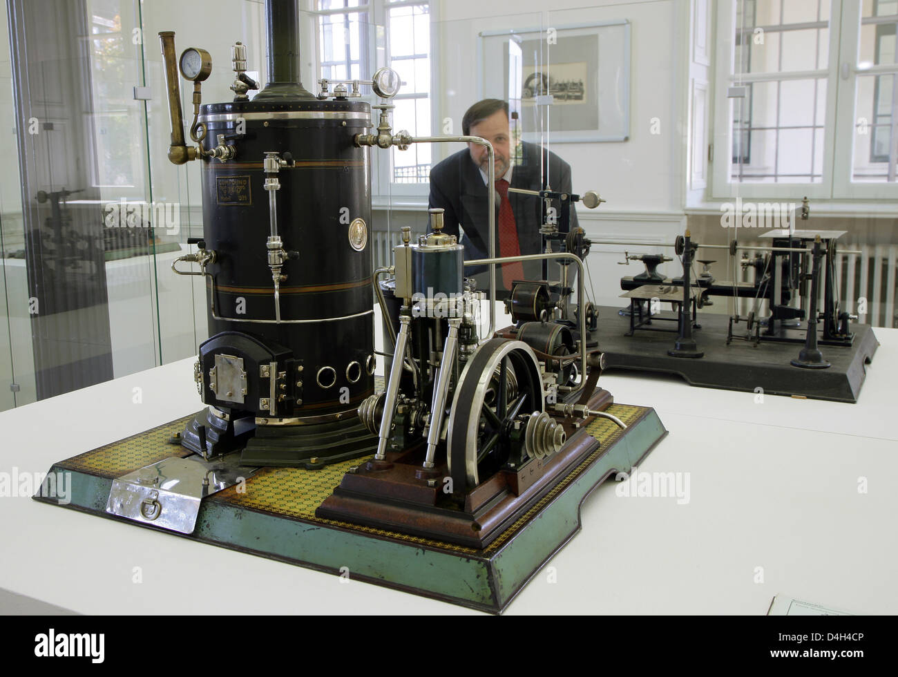 Un visitatore richiede uno sguardo a un modello di un composto motore di vapore da 1907-1909 presso il 'mito Maerklin' mostra nella stazione ferroviaria Remagen-Rolandseck in Remagen, Germania, 23 ottobre 2008. La mostra presenta l'età della ferrovia con 'Maerklin' modelli fino a maggio 2009. Alcuni dei più di 30 mostre non sono mai stati presentati pubblicamente prima. Foto: THOMAS FREY Foto Stock