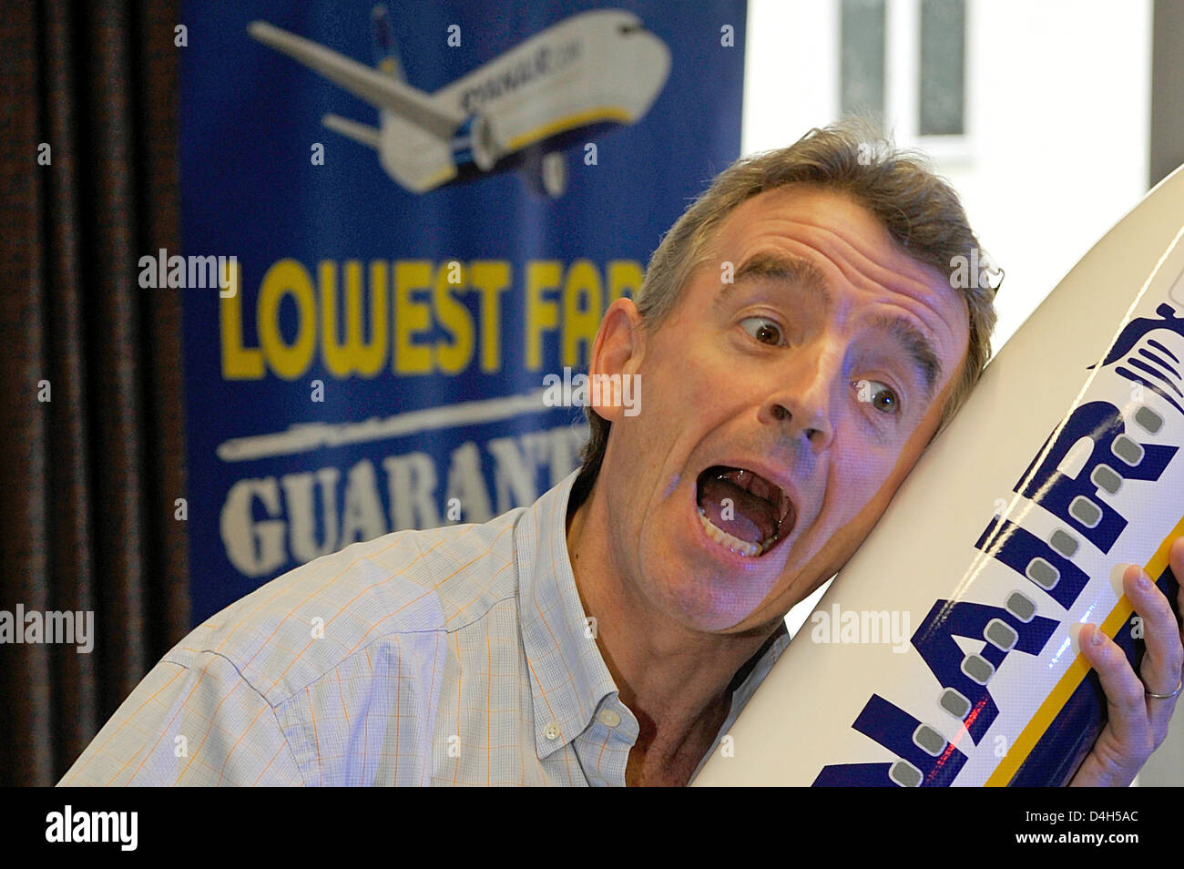 Irlandese il boss di Ryanair Michael O'Leary pone con un modello di un aereo Ryanair durante una conferenza stampa tenutasi a Berlino (Germania), 27 ottobre 2008. O'Leary ha parlato di un nuovo collegamento Ryanair tra Weeze (Renania settentrionale-Vestfalia) e Berlino Schoenefeld. Foto: GERO BRELOER Foto Stock