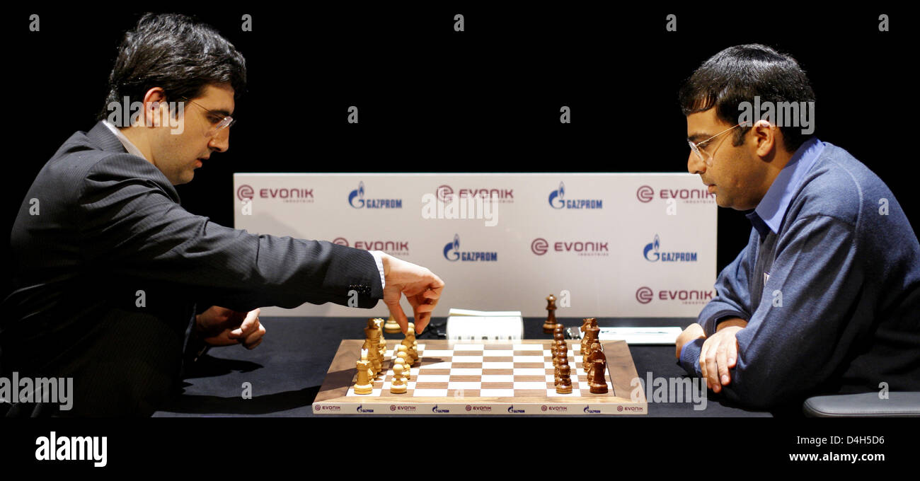 Viswanathan Anand (R, India) e Vladimir Kramnik (L, Russia) visto durante la decima partita del mondiale di scacchi Campionato 2008 a 'Bundeskunsthalle' a Bonn, Germania, 27 ottobre 2008. Anand conduce la classifica generale con 6,0 e 3,0 punti. Primo giocatore per raggiungere 6,5 punti entro dodici partite vince. Anand ha solo bisogno di un pareggio per mantenere il suo titolo di campione del mondo. Foto: Felix Heyder Foto Stock