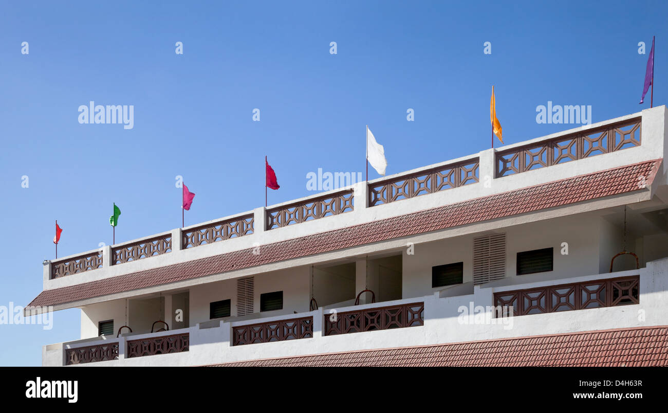 Multi colore sventolando bandiere nella brezza che proviene dal Mare Arabico 5 chilometri fuori Dwarka Gujarat India Foto Stock