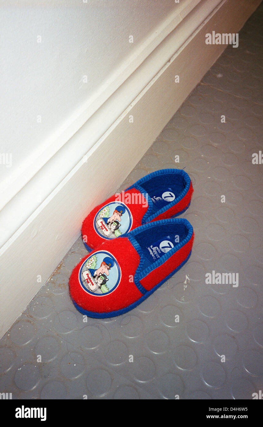 Per bambini pantofole sul pavimento, battiscopa Foto Stock