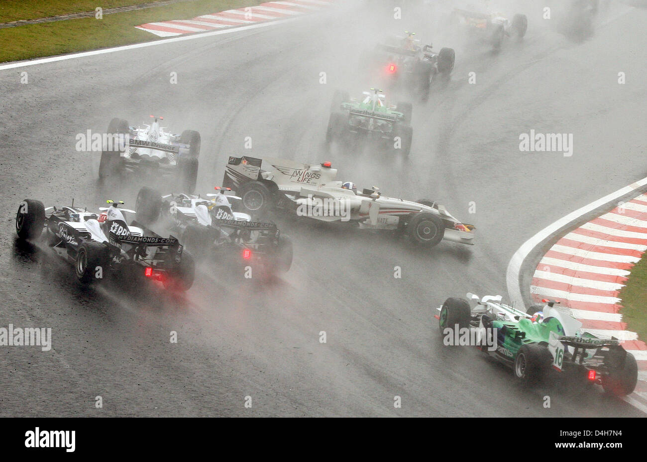 Scottish pilota di Formula Uno David Coulthard Red Bull gira dopo la partenza del Gran Premio di Formula Uno del Brasile presso la pista di Interlagos vicino a Sao Paulo, Brasile, 02 novembre 2008. Foto: ROLAND WEIHRAUCH Foto Stock