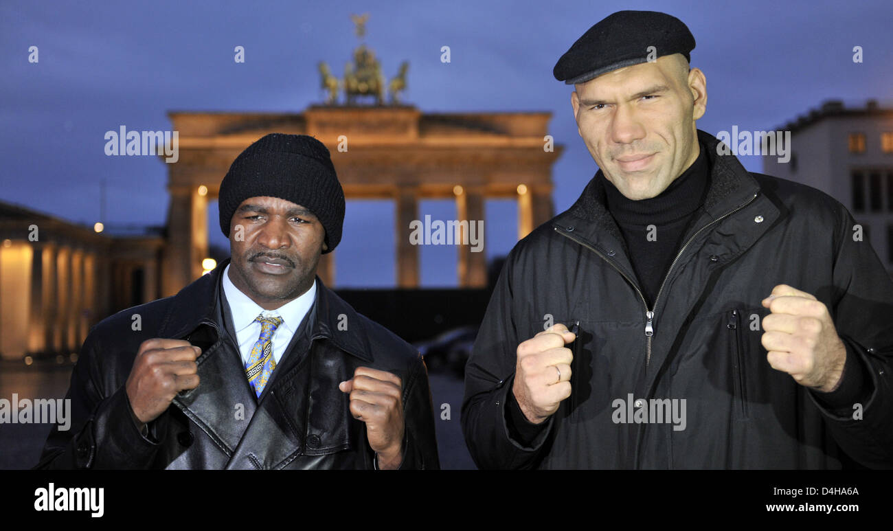 Il russo Nikolai Valuev (R) e Evander Holyfield (USA) pongono davanti la porta di Brandeburgo, Berlino, 18 novembre 2008. Due box per la WBA Heavyweight Campionato Mondiale di Zurigo, in Svizzera, il 20 dicembre 2008. Foto: RAINER JENSEN Foto Stock