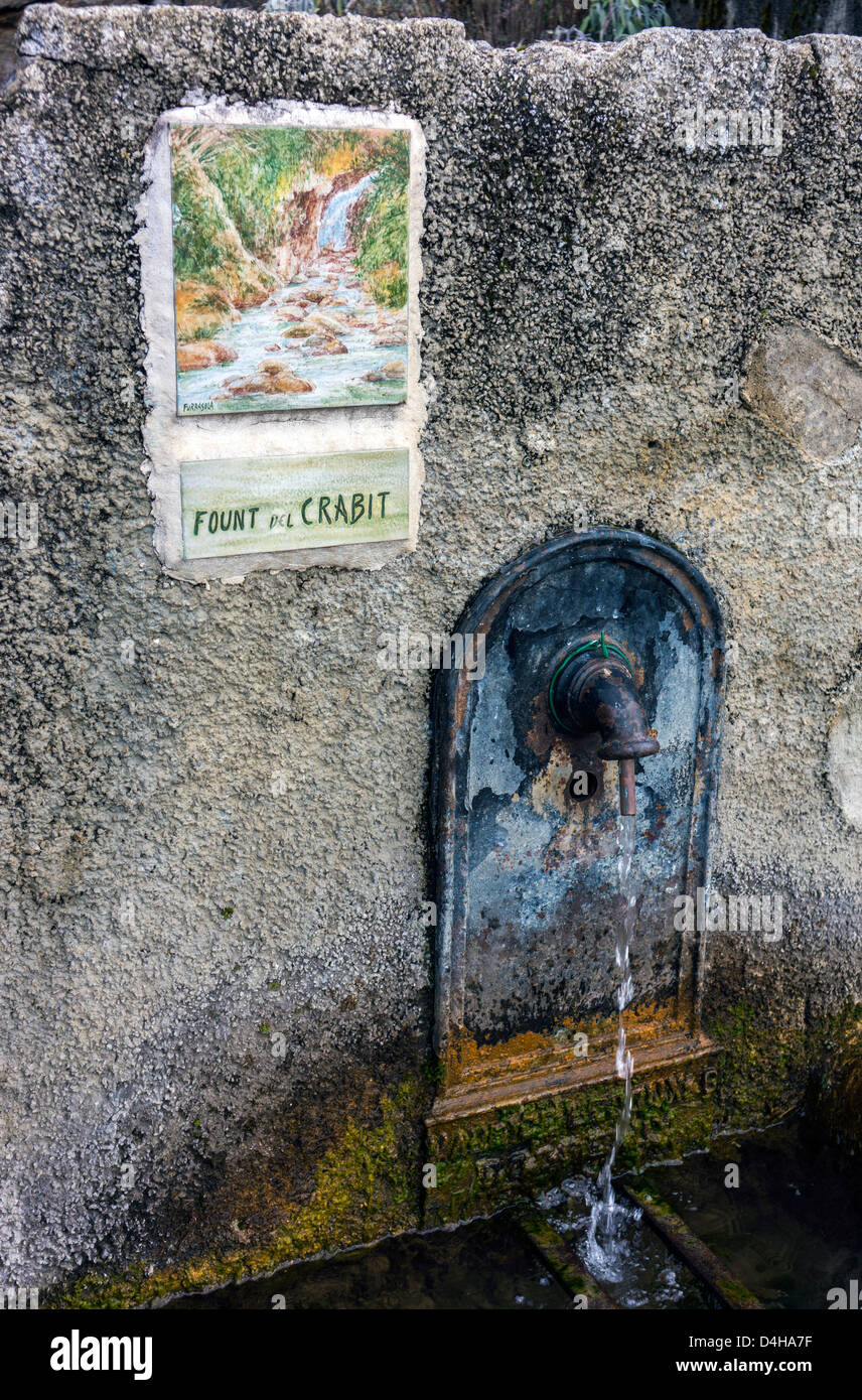 Font con acqua potabile versando da toccare Foto Stock