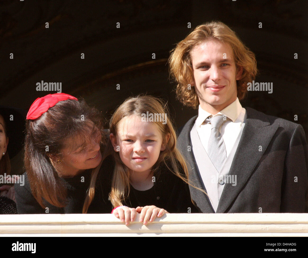 La principessa Carolina di Hannover (L), la figlia Principessa Alexandra di Hannover e Andrea Casiraghi sono raffigurati sul palazzo?s balcone come essi partecipare alla versione standard di cerimonia e la parata militare presso la piazza del palazzo a Monaco come parte della giornata nazionale?s cerimonie a Monaco, 19 novembre 2008. Foto: Albert Nieboer (PAESI BASSI) Foto Stock