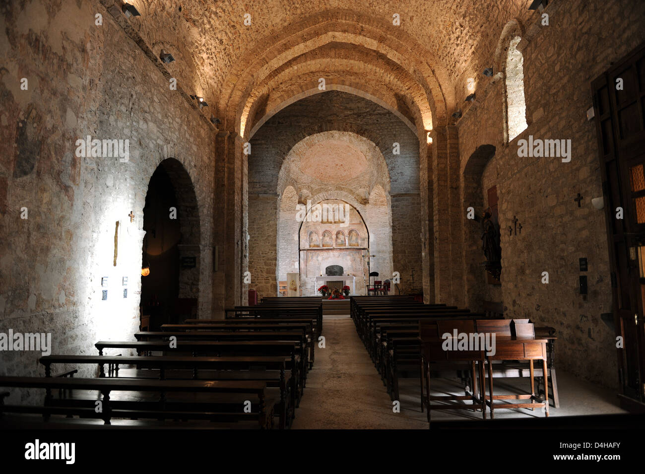 Pre-romanica Chiesa di San Pietro. 8th-12th secoli. Interno con abside centrale. Terrassa. La Catalogna. Spagna. Foto Stock