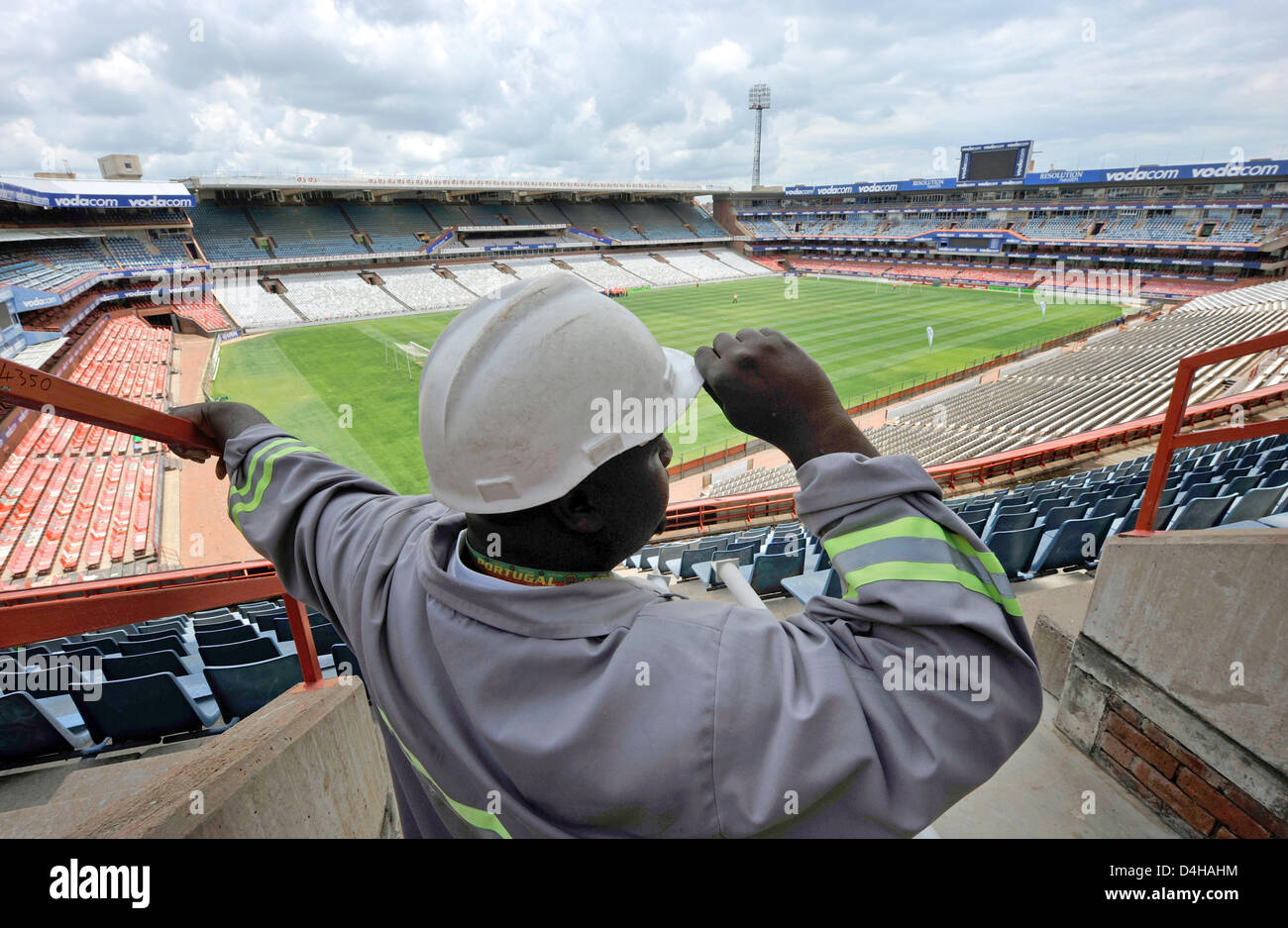 Un lavoratore è raffigurato a Loftus Versfeld-Stadium sito in costruzione a Pretoria, Sud Africa, 20 novembre 2008. Tre partite di gruppo della Confederations Cup si terrà presso lo stadio nel 2009 così come sei FIFA World Cup giochi l'anno successivo. Foto: Gero Breloer Foto Stock