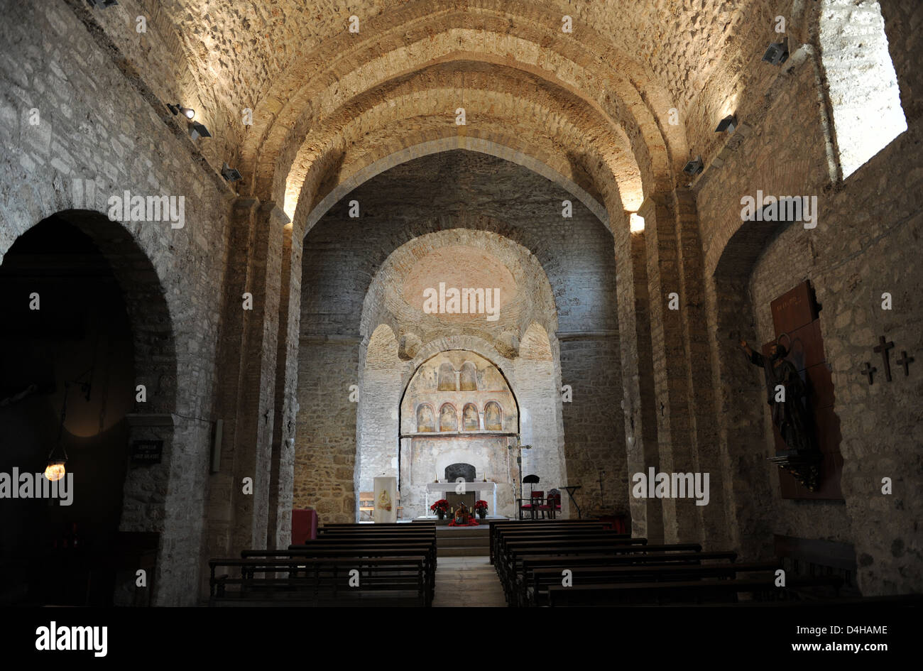 Interno della chiesa romanica immagini e fotografie stock ad alta