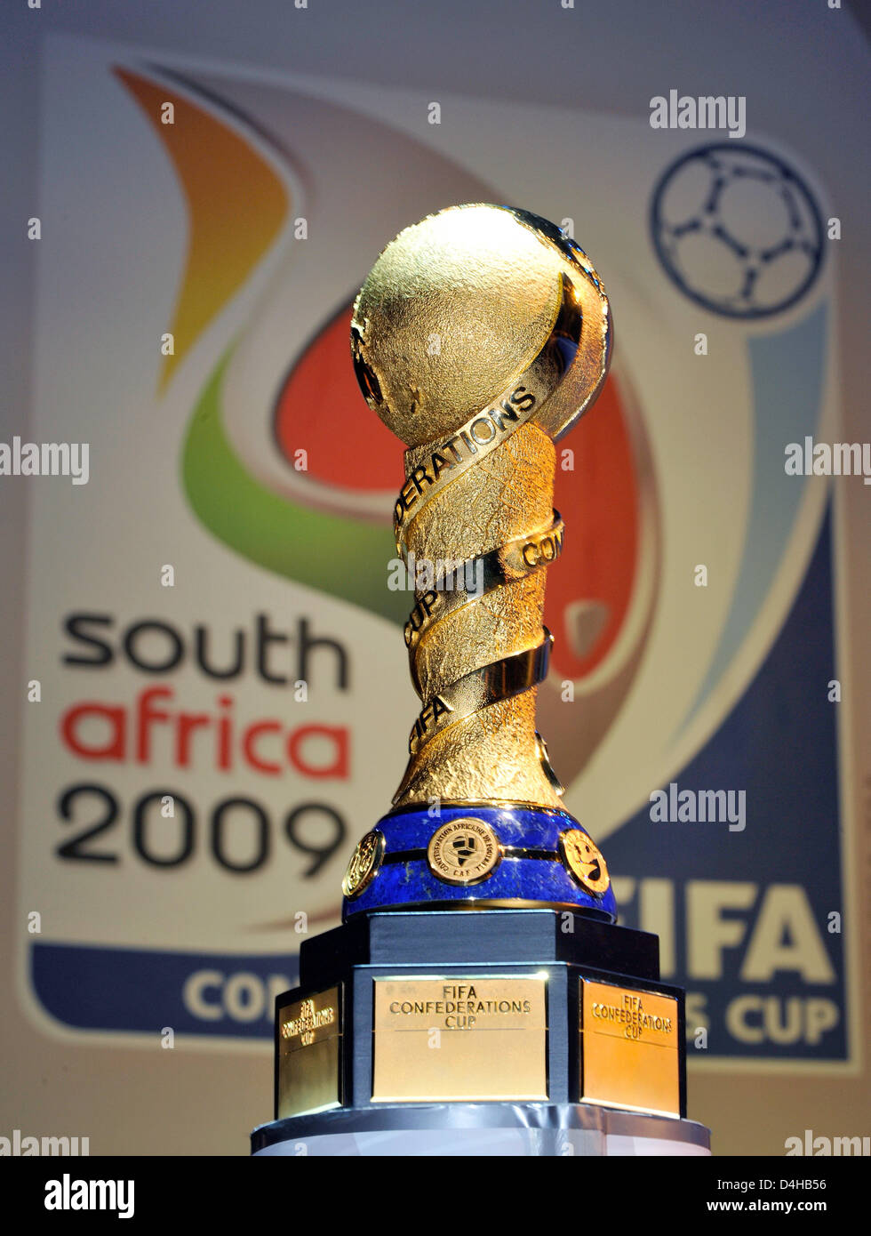 Il trofeo è raffigurato sul palco prima del gruppo il disegno per il 2009 Confederations Cup a Johannesburg, Sud Africa, 22 novembre 2008. Foto: Gero Breloer Foto Stock