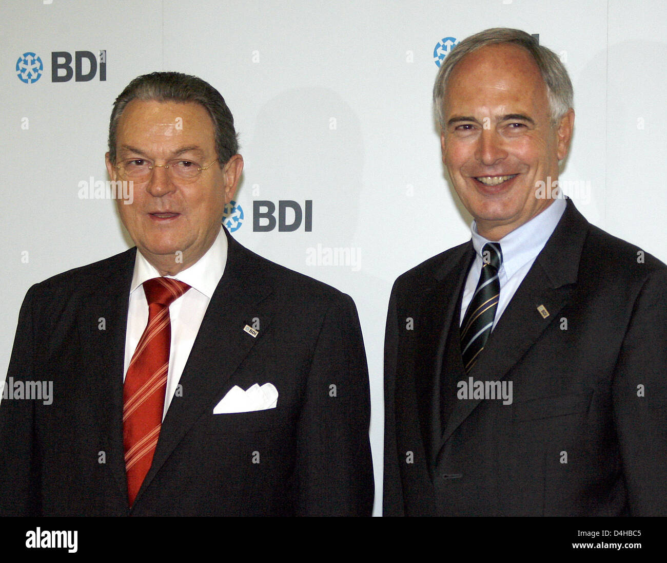 Federazione dell'industria tedesca (BDI) eletto all'unanimità ex CEO di ?Hochtief? Costruzione AG Hans-Peter Keitel (R) come BDI?s nuovo presidente a Berlino, Germania, 24 novembre 2008. Questo è stato annunciato dalla BDI a Berlino. Il 61-anno-vecchio sostituirà Juergen Thumann (L) come Presidente della più importante associazione Tedesca dal 01 gennaio 2009 in poi. Egli accetta questo ufficio assortiti Foto Stock