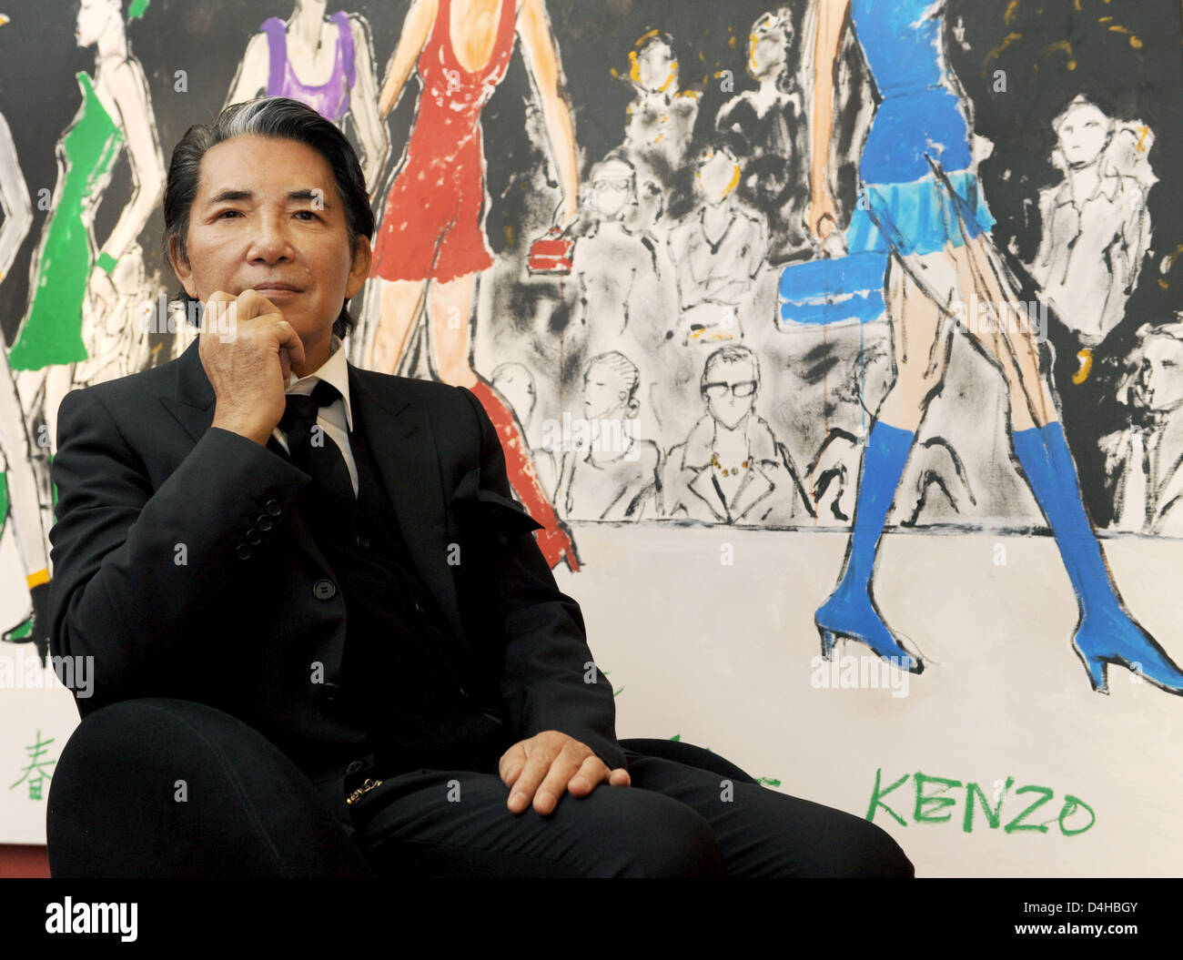 Stilista giapponese Kenzo Takada pone durante il ricevimento della sua mostra di pittura presso Hampel Aste d'arte Casa di Monaco di Baviera, Germania, 25 novembre 2008. È la prima esposizione per mostrare Kenzo?s propri dipinti, che sarà venduto all'asta in dicembre. Foto: TOBIAS HASE Foto Stock