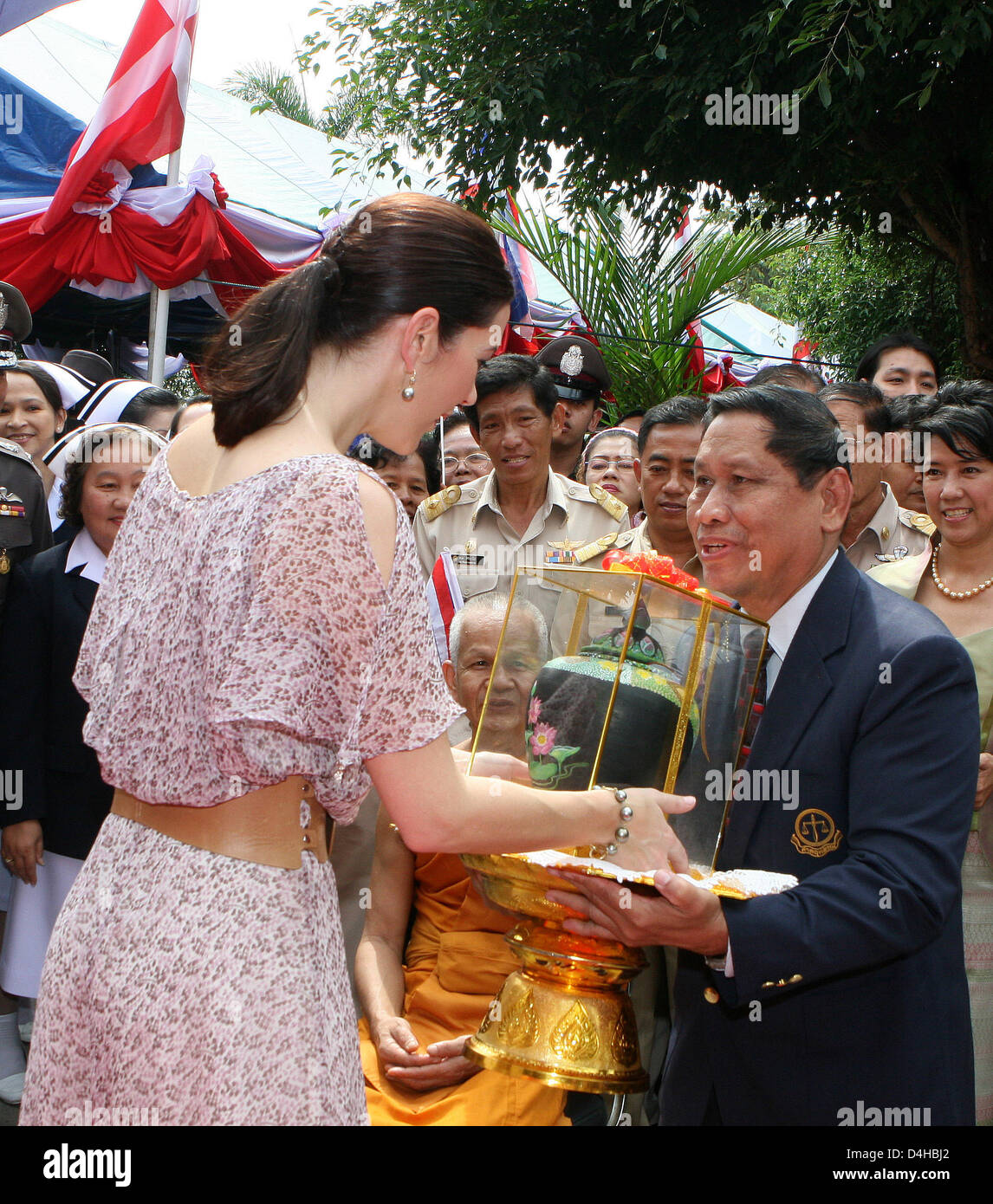 Danish Crown Princess Maria (L) riceve doni presso la Hong Pathummawat tempio nella provincia Pathumthani, Thailandia, 25 novembre 2008. L'anno 2008 segna 150 anni di relazioni diplomatiche tra la Danimarca e la Thailandia. La Principessa e il marito testa la pi ù grande azienda danese delegazione in Tailandia. Foto: Albert Philip van der Werf (Attenzione: PAESI BASSI fuori!) Foto Stock