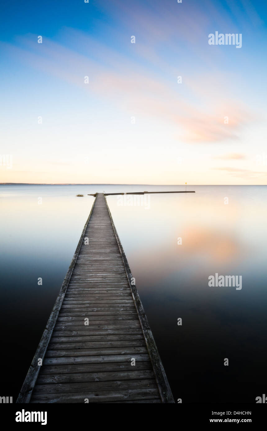 Pontile in legno in acqua, Nordkroken, la Vargön, Svezia, Europa Foto Stock