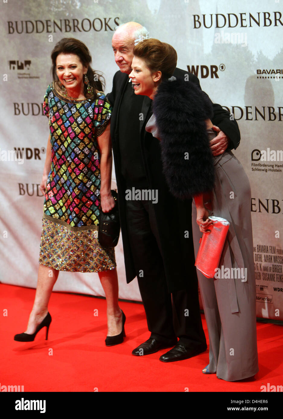 Attori e attrici Iris Berben (L-R), Arnim Mueller-Stahl e Jessica Schwarz arrivano al mondo premiere del film ?Buddenbrooks? In ?Lichtburg? Luogo di Essen, Germania, 16 dicembre 2008. Il film basato sul romanzo omonimo di Thomas Mann racconta la storia dell'ascesa e caduta di un ricco mercante tedesco la famiglia presso la volta del XIX e XX secolo. ?Buddenbrooks? Sarà s Foto Stock