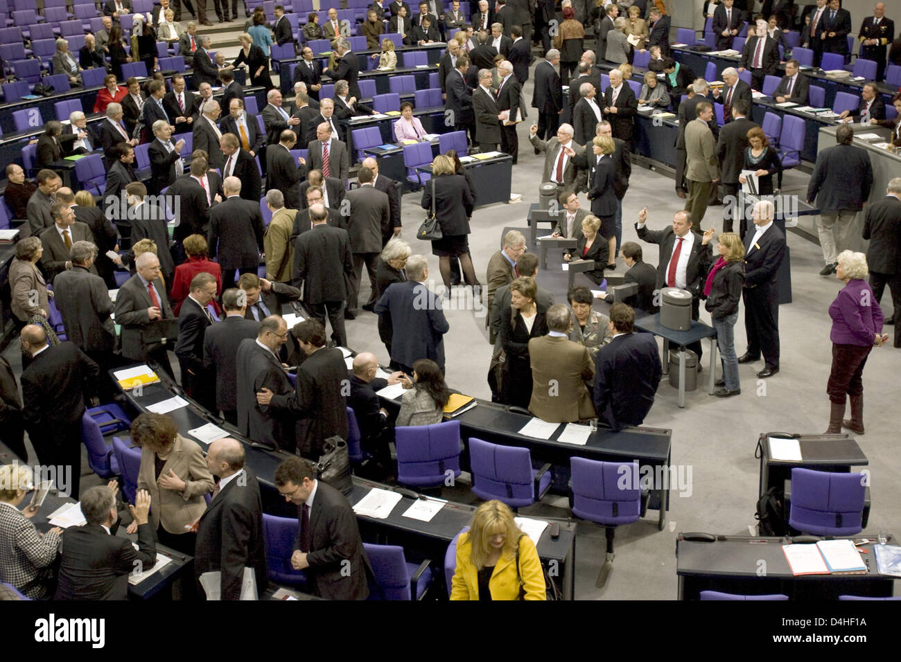 I parlamentari mettere le loro schede di voto nell'urna durante la votazione per l'operazione Atalanta ?? Al Bundestag a Berlino, Germania, 19 dicembre 2008. Il Bundestag decide per la spedizione di 1400 soldati della Bundeswehr come parte della missione UE Atalanta ?? Quale è specializzata nella lotta contro i pirati al Corno d Africa. Foto: Arno Burgi Foto Stock