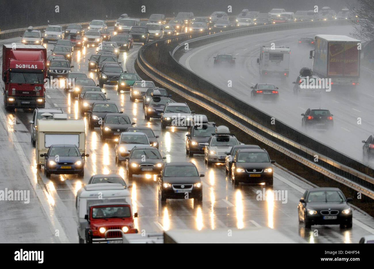 Coda di auto in autostrada 8 recano Irschenberg, Germania, 20 dicembre 2008. Molti piloti hanno dovuto mettere con traffico pesante e gli ingorghi di traffico per l'ultimo fine settimana prima di Natale. Foto: Tobias Hase Foto Stock