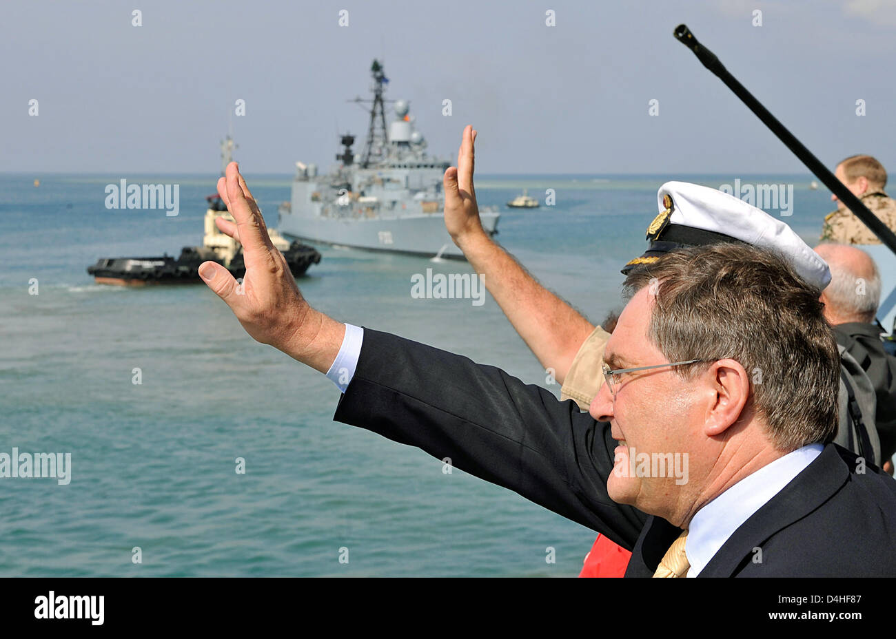 Ministro della difesa tedesco Franz Josef Jung onde addio alla Marina Militare Tedesca frigate ?Karlsruhe? In Gibuti, Gibuti, 23 dicembre 2008. Signor Jung ha pagato una visita per le fregate tedesche distribuito nell'Atalanta ?? Ue missione di combattimento contro i pirati al largo della Somalia. Foto: Gero Breloer Foto Stock