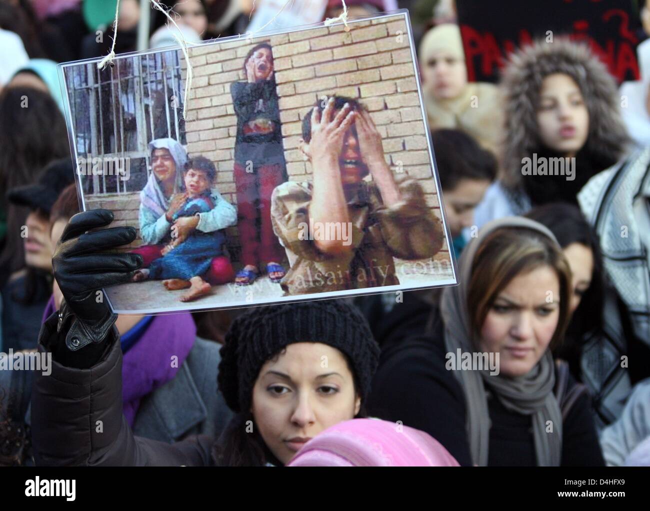 La gente protesta durante un rally contro attacchi israeliani sulla striscia di Gaza a Francoforte sul Meno, Germania, 03 gennaio 2009. Più di 10.000 manifestanti raccolse per un fine immediato di Israele?s azione militare, la riapertura della frontiera e instant i colloqui di pace. Foto: BORIS ROESSLER Foto Stock