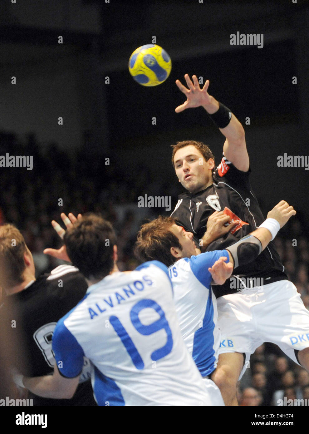 Germania?s Michael Mueller (R) passa la palla nel match Germania v Grecia a Kassel in Germania, 04 gennaio 2009. Foto: UWE ZUCCHI Foto Stock