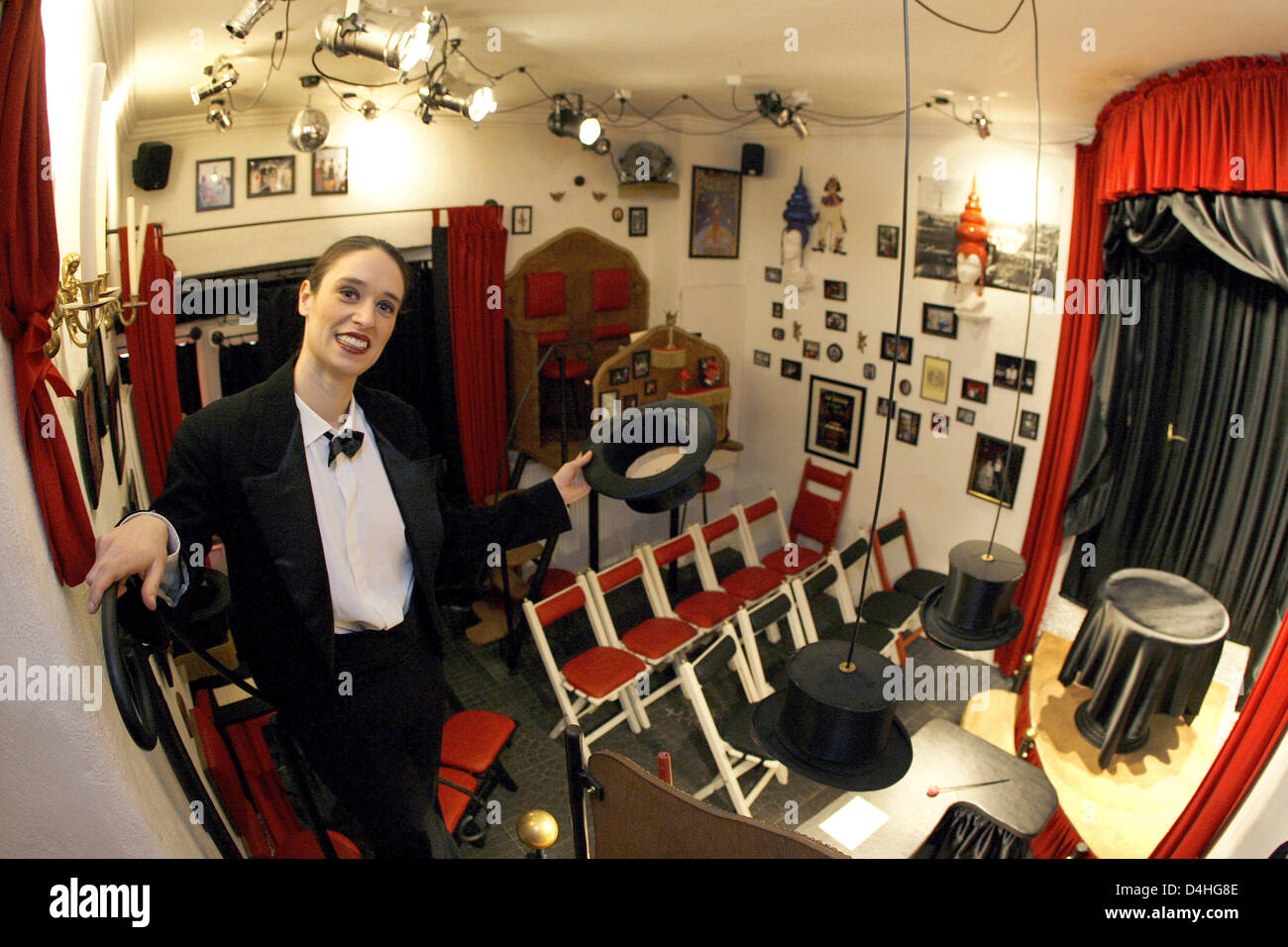 Artista ?Lilli Chapeau? Pone dentro il suo omonimo vaudeville in Miltenberg, Germania, 8 dicembre 2008. Il presunto vaudeville più piccolo del mondo ospita fino a 27 ospiti in un 20mq camera. 31 anni artista franco-tedesco Lilli Chapeau, vero nome Celine Bauer, scrive e agisce la riproduce come pure facendo tutto il lavoro organizzativo. Foto: DANIEL KARMANN Foto Stock