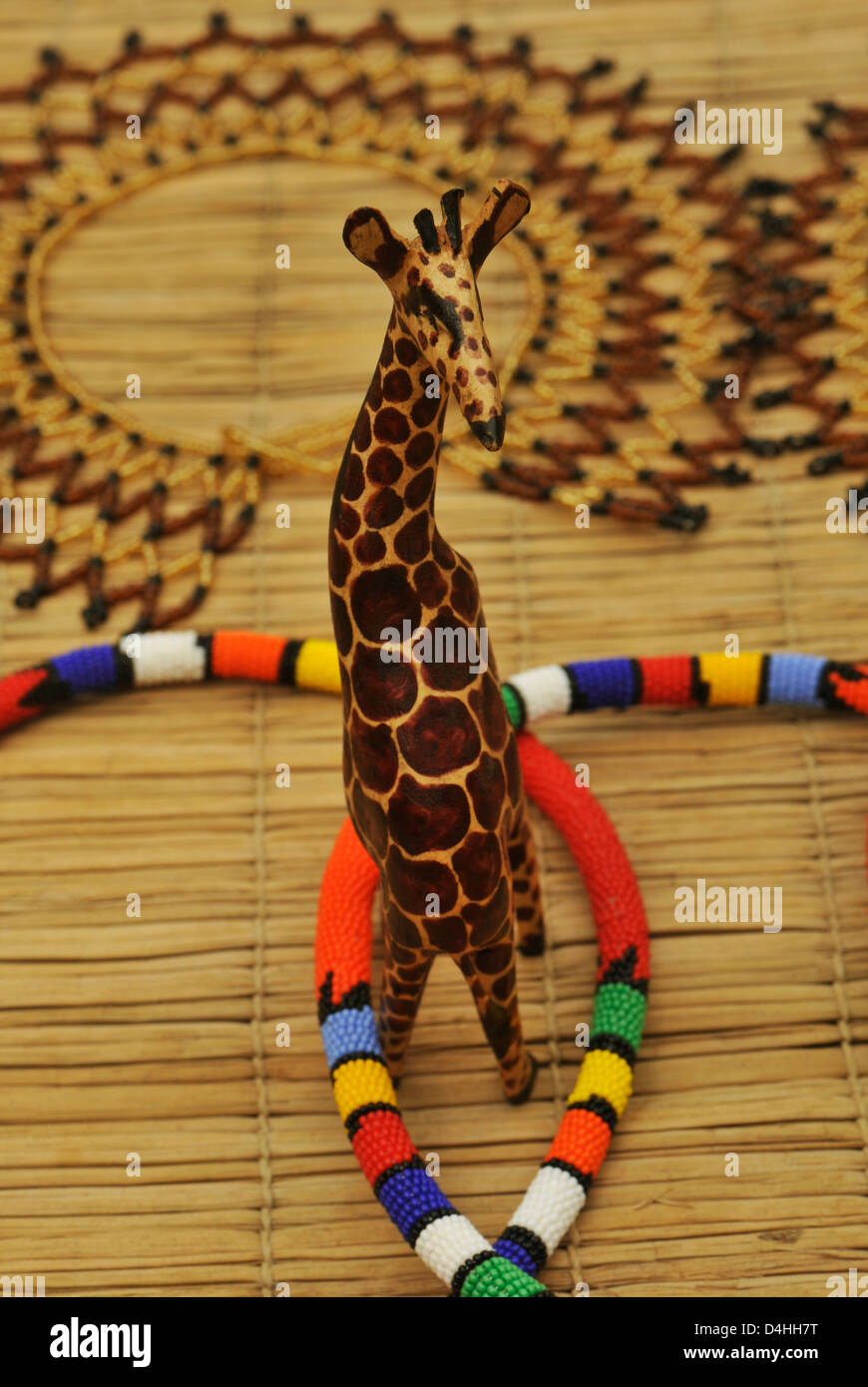 Realizzato a mano in legno e giraffe colorate collane di perle in vendita a destinazione turistica, KwaZulu-Natal, Sud Africa Foto Stock
