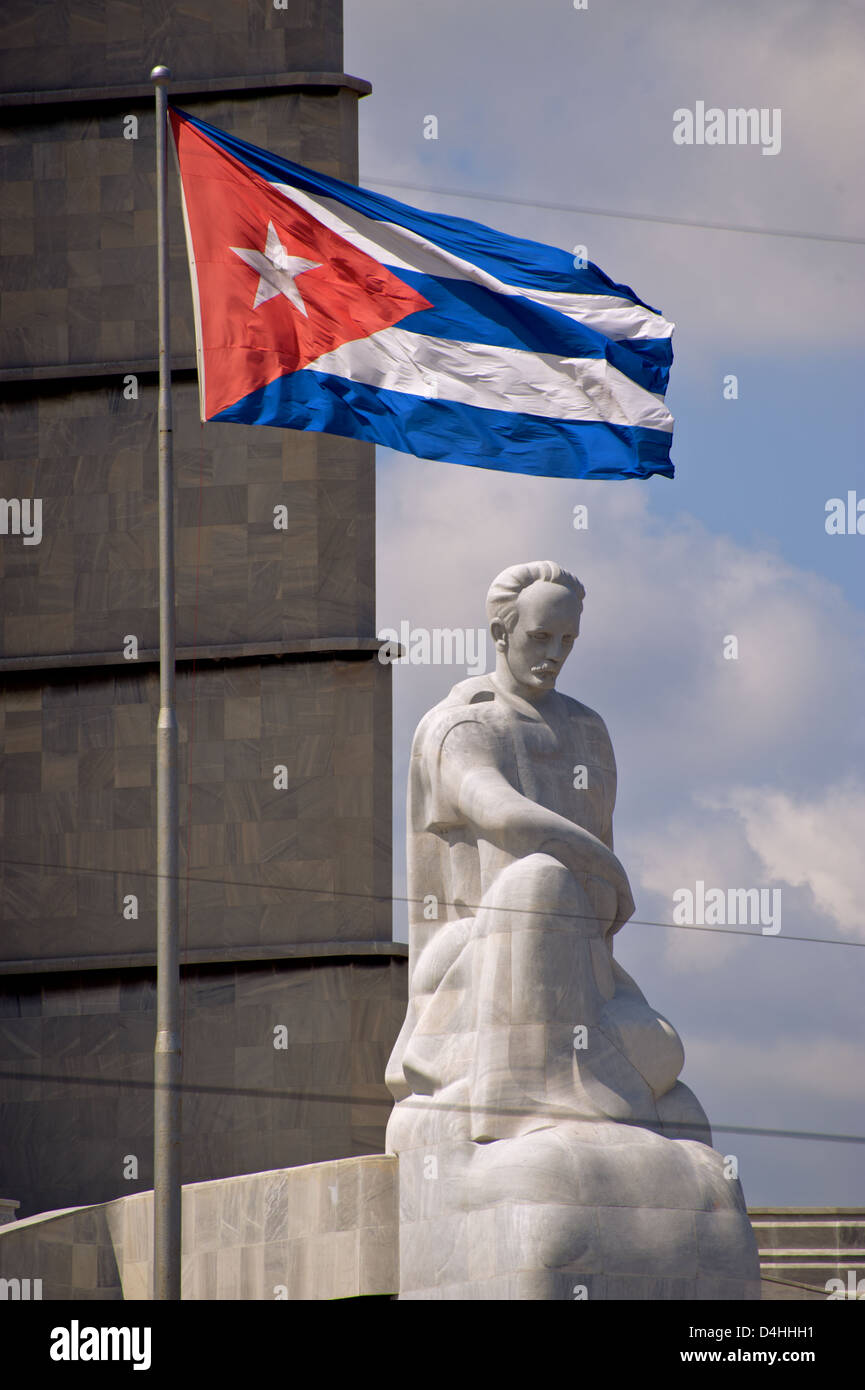 Bandiera cubana e la statua di Jose Marti, in Placa de Revolucion, Havana, Cuba Foto Stock