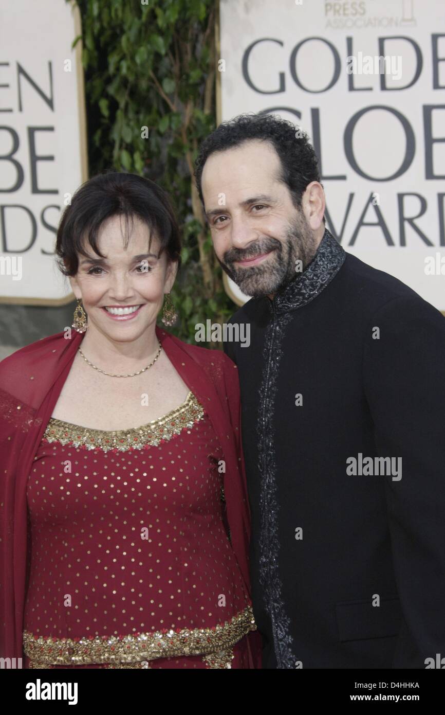 Attore Tony Shalhoub e sua moglie, attrice Brooke Adams, arrivano sessantaseiesima Annuale di Golden Globe Awards presso il Beverly Hilton Hotel di Beverly Hills, la California, Stati Uniti d'America, 11 gennaio 2009. Il Golden Globes onore excellence in film e televisione. Foto: Hubert Boesl Foto Stock