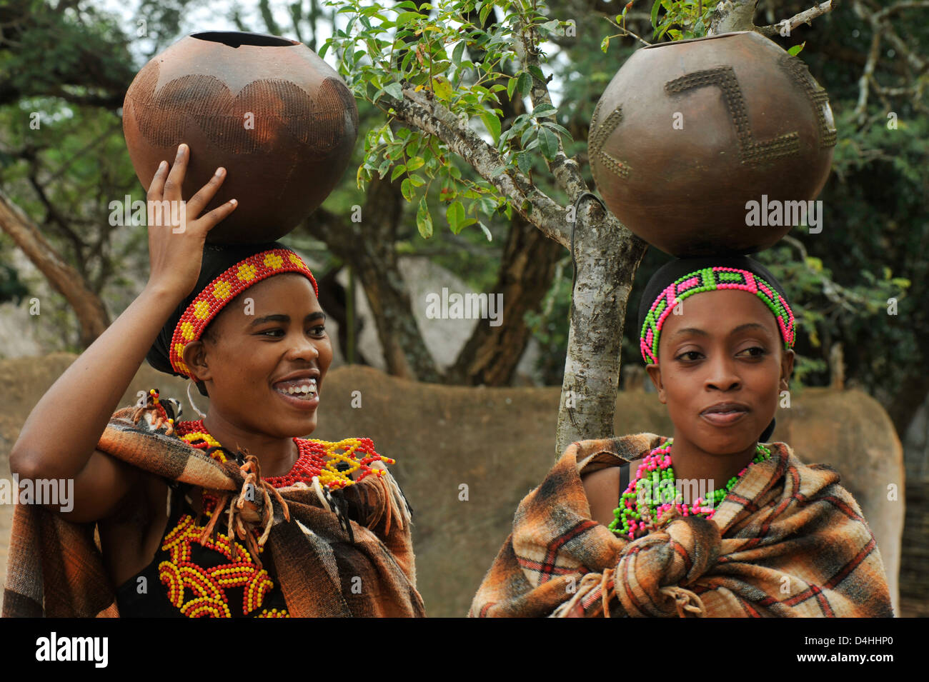 Persone, 2 belle giovani donne, due Zulu mainole, abito tradizionale, pentole di argilla equilibrante sulla testa, Shakaland, Sud Africa, cultura, amici Foto Stock