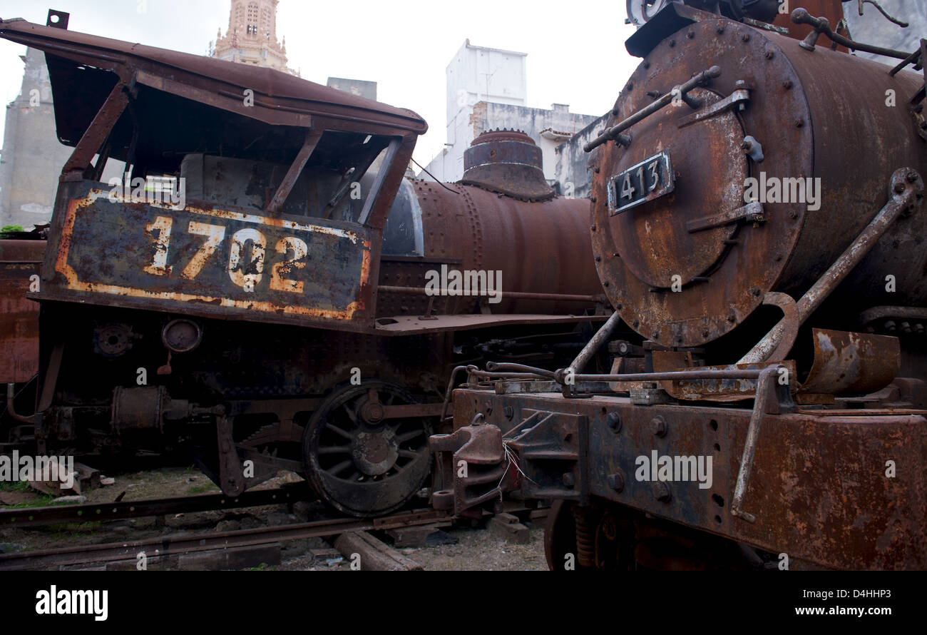 Arrugginimento treni a vapore in un cantiere nel centro di Avana, Cuba Foto Stock