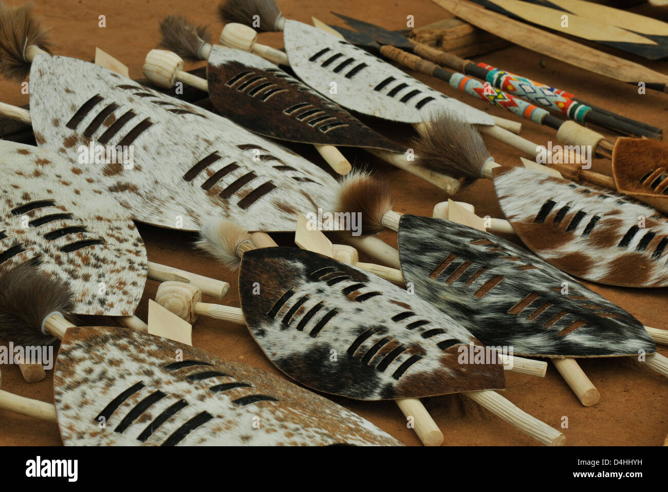 KwaZulu-Natal, Sud Africa, oggetti scudo Zulu souvenir, shopping, mercato all'aperto Foto Stock
