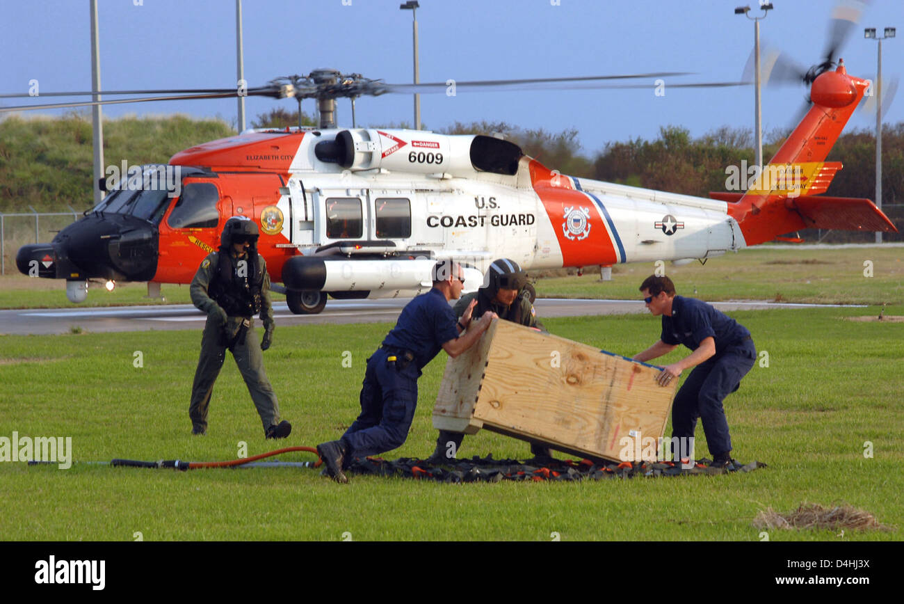 Un cutter e un elicottero della Guardia Costiera lavorano insieme in un'operazione congiunta per garantire la sicurezza marittima, sostenendo la sicurezza interna e le forze dell'ordine per proteggere le acque e i confini degli Stati Uniti. Foto Stock