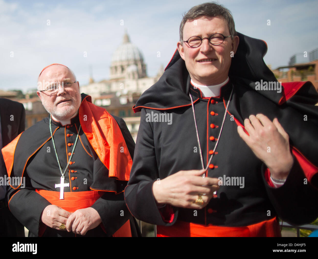 cardinali-tedeschi-il-cardinale-rainer-maria-woelki-r-e-il-cardinale-reinhard-marx-parlare-alla-stampa-dopo-il-nuovo-papa-e-stato-eletto-in-vaticano-14-marzo-2013-foto-michael-kappeler-d4hjf5