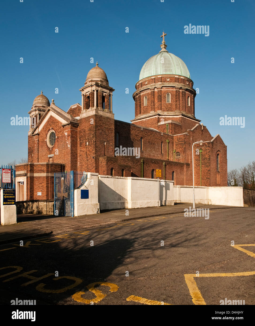 La chiesa RC dei Santi Pietro e Paolo e St Philomena, New Brighton, Wirral, Regno Unito, è spesso chiamata cupola di casa come è visibile da lontano verso il mare Foto Stock