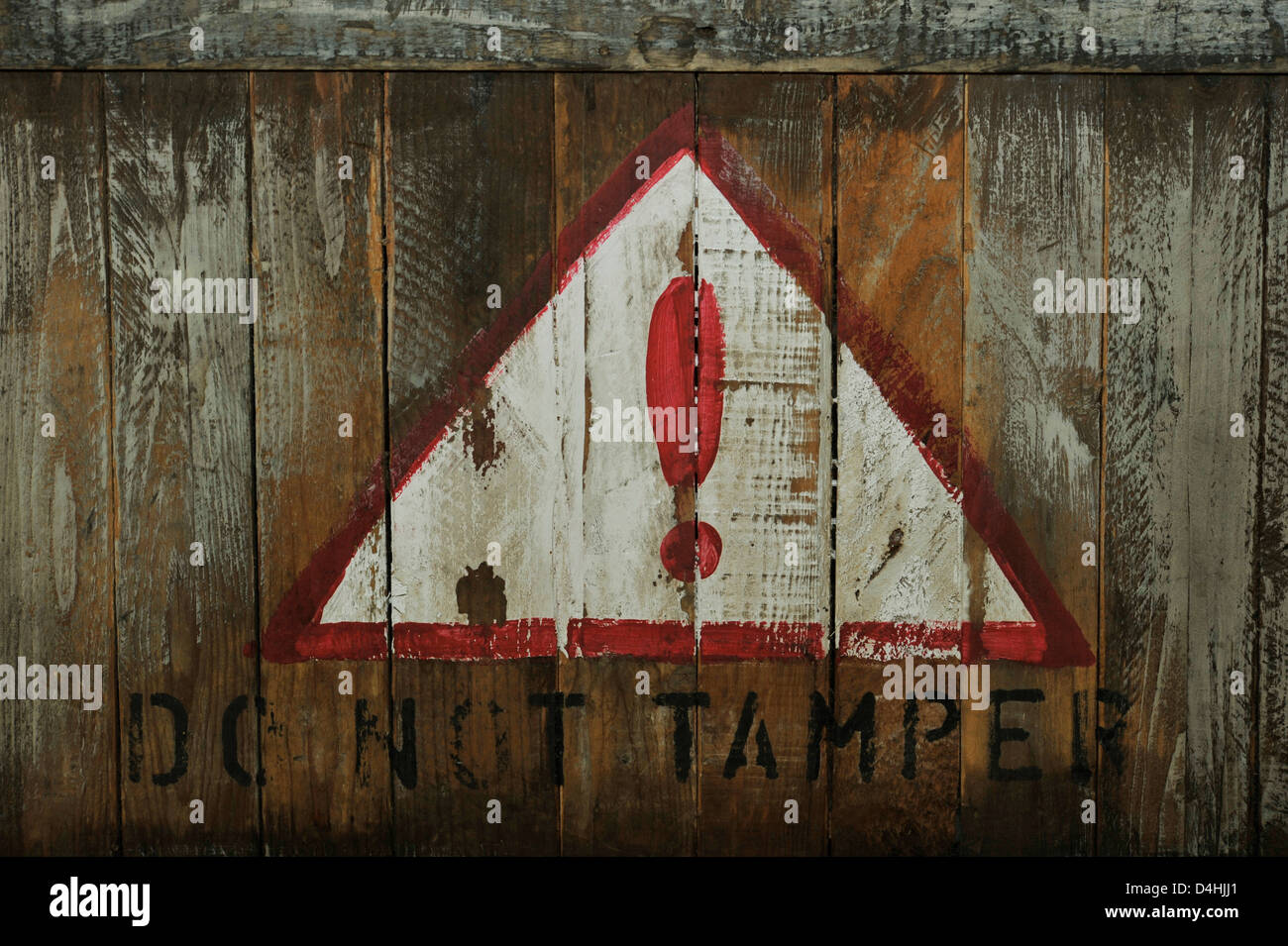 Punto esclamativo rosso sul triangolo bianco sulla vecchia gabbia in legno impresse le parole non gli sfondi di manomissione di concetti creativi di colori Foto Stock