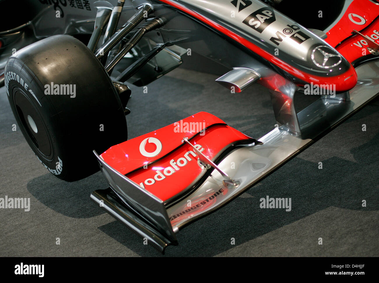 La parte anteriore della nuova vettura da corsa MP4-24 mostrato durante la sua presentazione a McLaren Technology Centre di Woking, Regno Unito, 16 gennaio 2009. Foto: Felix Heyder Foto Stock