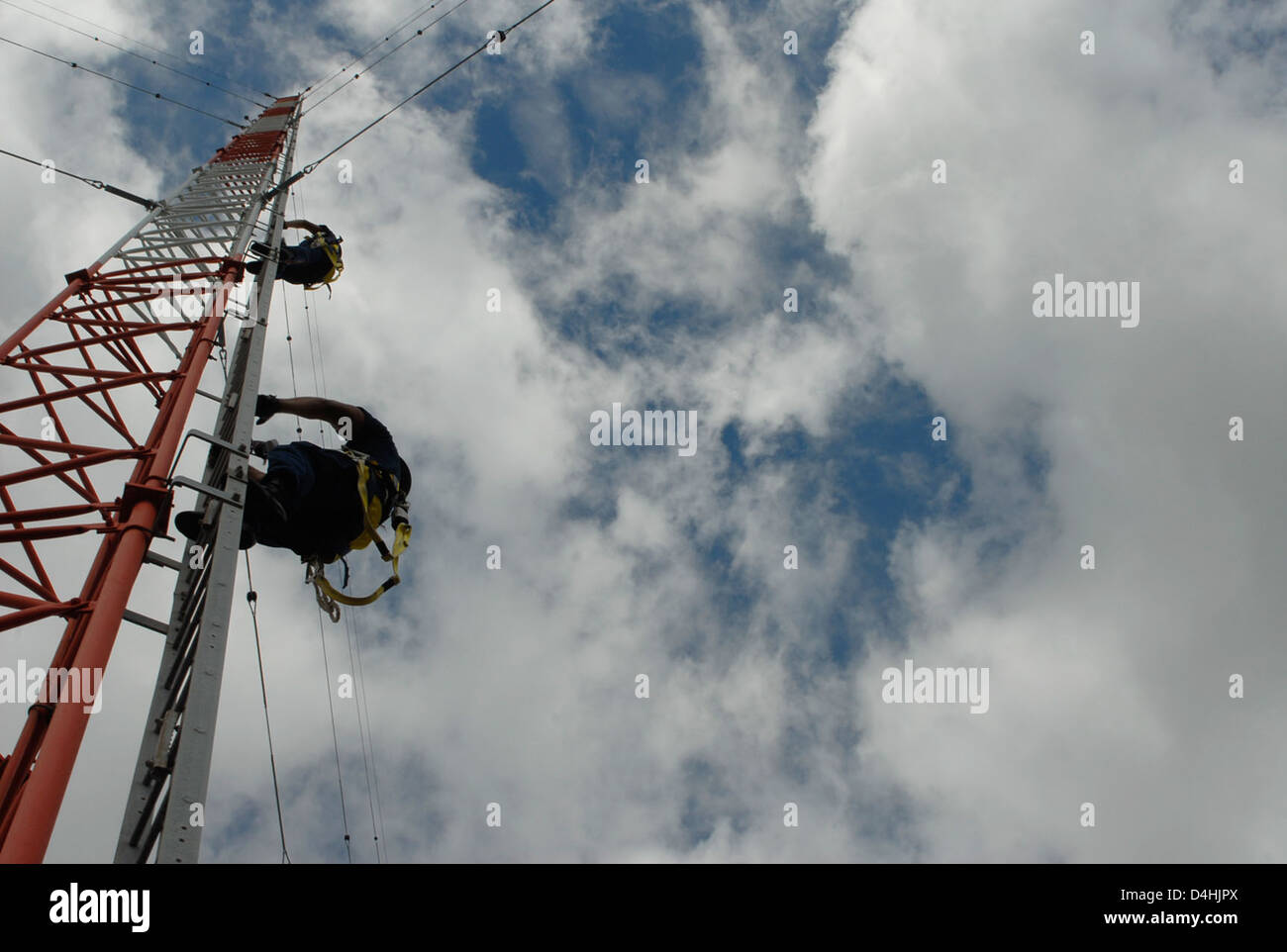L'immagine mostra un'operazione della Guardia Costiera che coinvolge varie risorse di sicurezza tra cui taglierine, barche e aerei. Queste risorse garantiscono la sicurezza interna, le forze dell'ordine e la difesa contro le minacce nelle acque degli Stati Uniti. Le operazioni della Guardia Costiera sono essenziali per proteggere gli interessi nazionali e rispondere alle emergenze marittime. Foto Stock