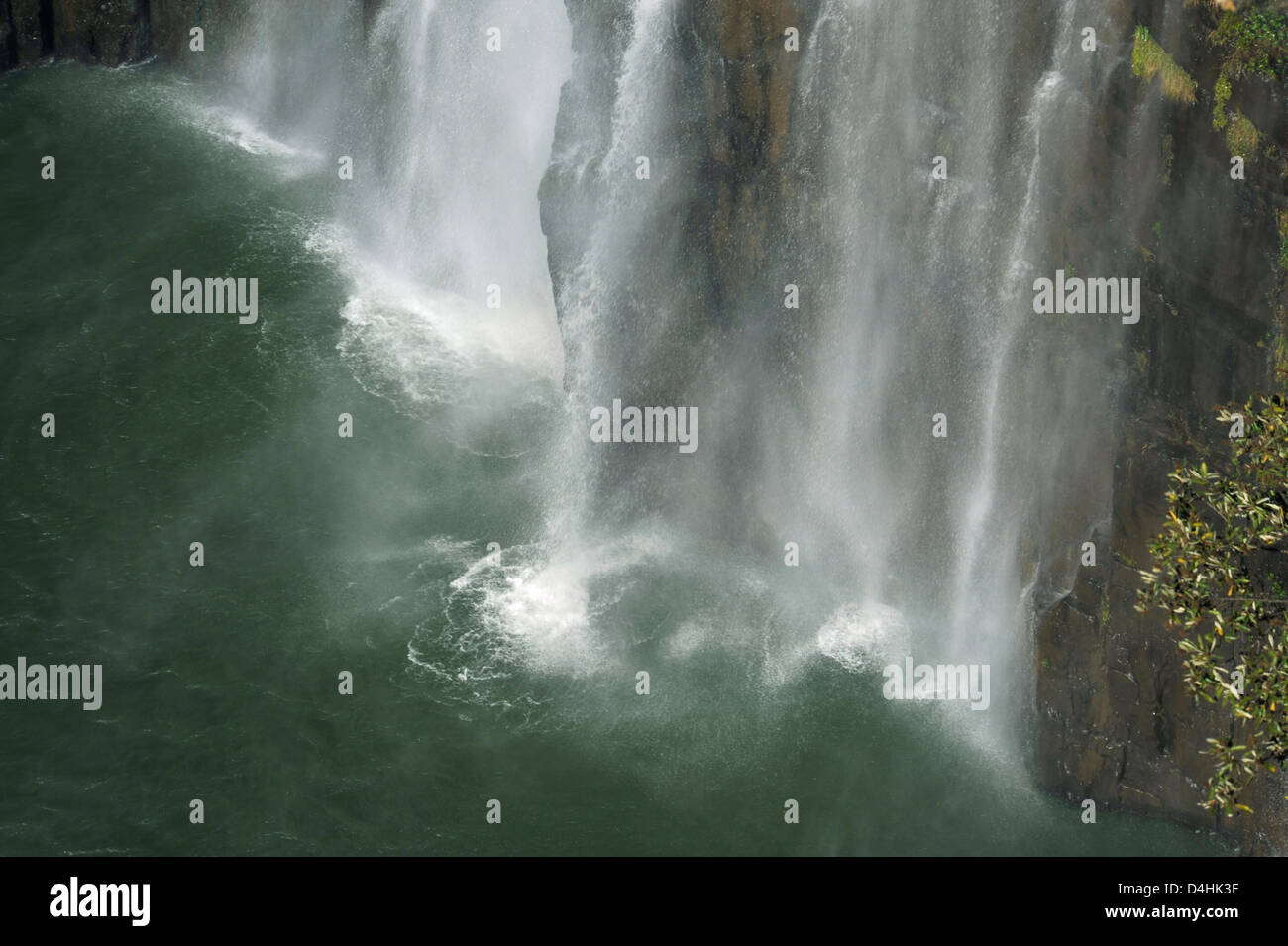 Howick, KwaZulu-Natal, Sud Africa, blur, acqua a cascata su roccia al landmark Howick cade, cascata, paesaggio Foto Stock