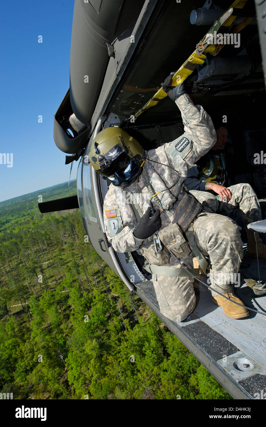Un US Army Ranger viste di un sito di atterraggio dalla porta aperta di un Black Hawk elicottero durante il corso di formazione Aprile 17, 2011 a Fort Benning, Georgia. Foto Stock