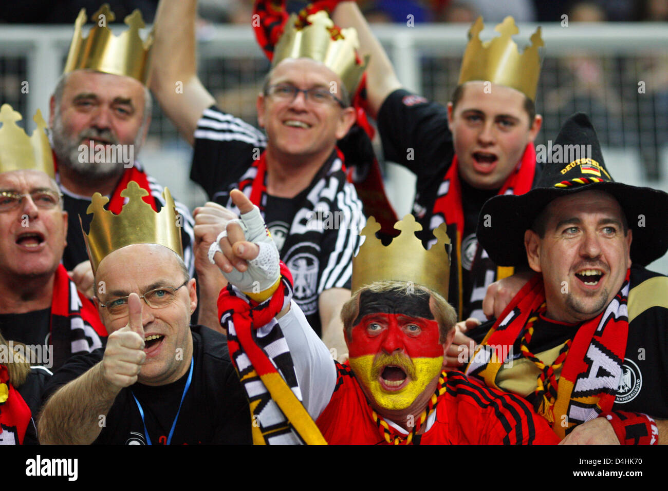 Tifosi tedeschi celebrare anteriori alla pronunzia della pallamano partita del gruppo C vs Germania Russia durante i Campionati del Mondo di Varazdin, Croazia, 17 gennaio 2009. Foto: Jens Wolf Foto Stock