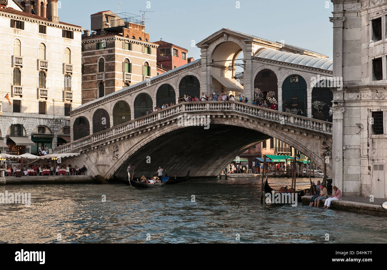 Una gondola che passa sotto il famoso Ponte di Rialto sul Canal Grande di Venezia, progettata da Antonio da Ponte e completata nel 1591 Foto Stock