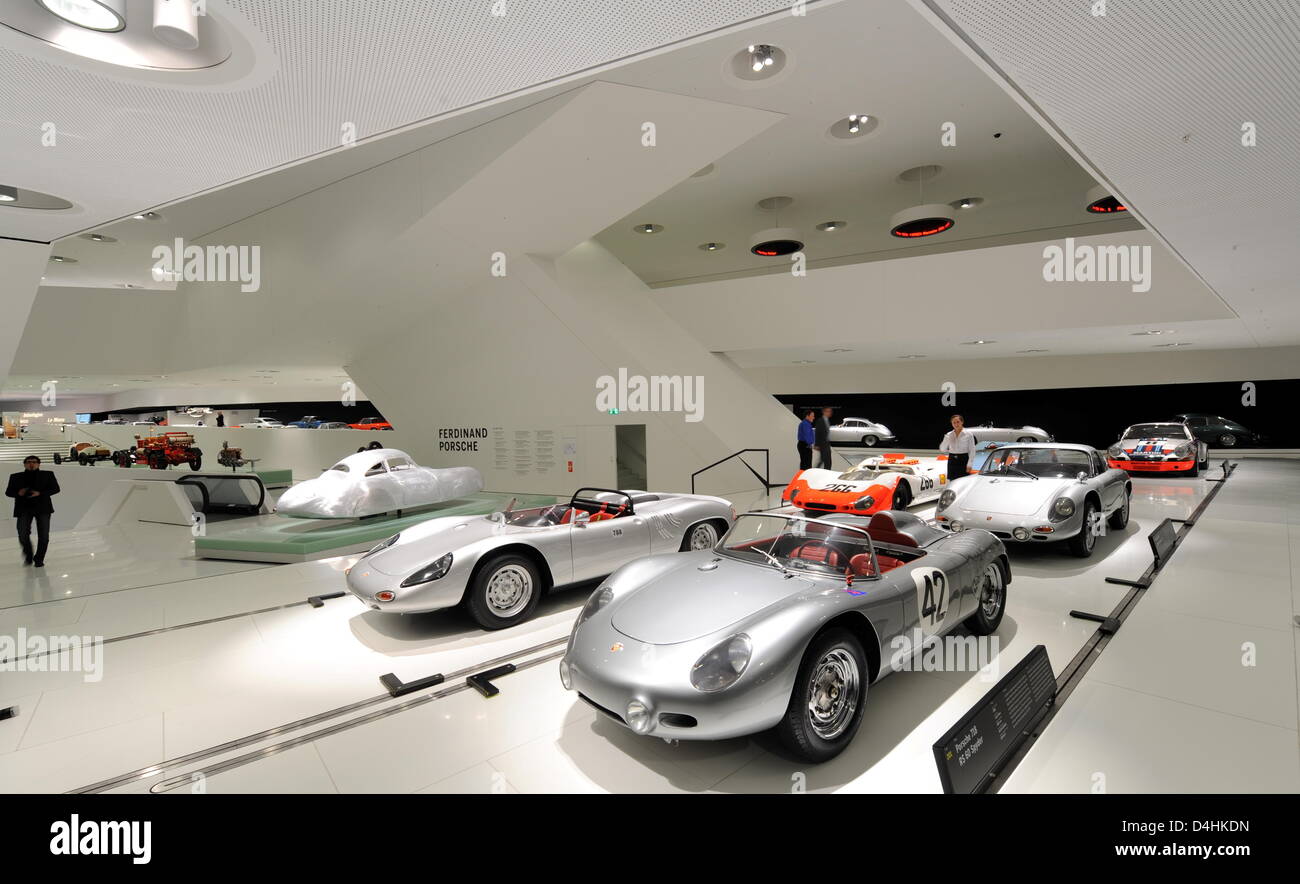 Un visitatore al Museo Porsche occhi mostravano le auto sportive di Stoccarda, Germania, 20 gennaio 2009. Il futuristico edificio sarà inaugurato dopo tre anni di costruzione il 28 gennaio e aperta ai visitatori dal 31 gennaio. Un totale di 82 della casa automobilistica tedesca Porsche?s più pertinenti le vetture saranno esposte su 5.600 metri quadrati. Foto: BERND WEISSBROD Foto Stock