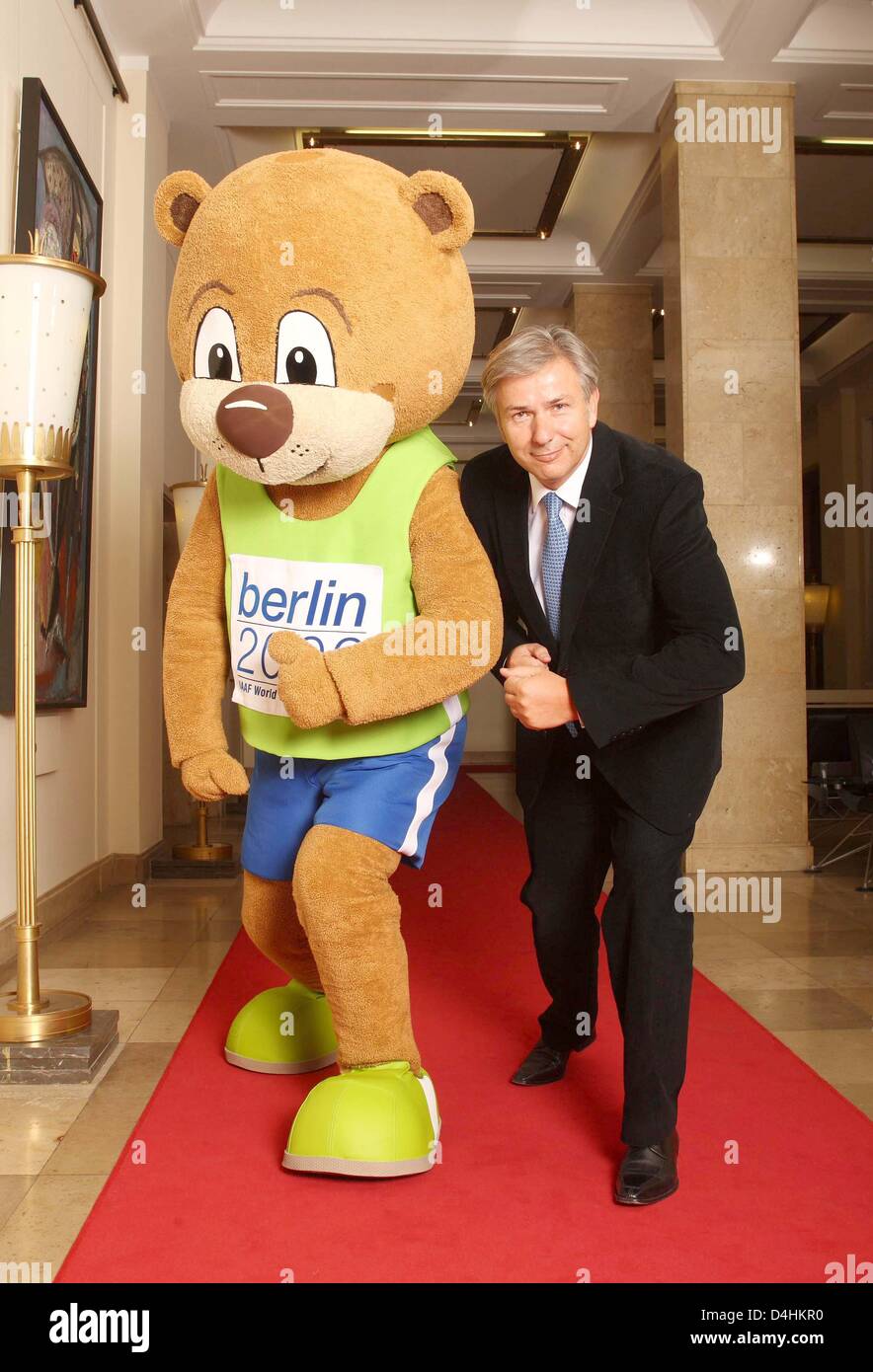 Attenzione! Il periodo di blocco per internet e servizi di web: giovedì, 22 gennaio 2009, 12:00 mezzanotte - Klaus Wowereit, sindaco di Berlino, pone con la mascotte per il dodicesimo IAAF Campionati del Mondo di atletica leggera che si svolgerà dal 15 al 23 agosto 2009 a Berlino. Wowereit sarà presente la mascotte in TV show ?Johannes B. Kerner? Di emittente pubblica ZDF il 22 gennaio 2009. Publicat Foto Stock