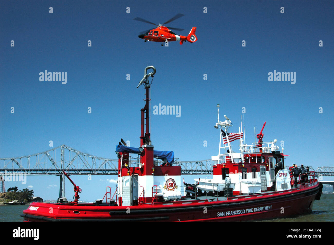 Nella foto è raffigurato un tagliatore della Guardia Costiera degli Stati Uniti che svolge compiti di sicurezza interna, pattugliando le acque degli Stati Uniti per garantire la sicurezza. Il cutter svolge un ruolo fondamentale nel mantenere le forze dell'ordine e proteggere i confini degli Stati Uniti da potenziali minacce. Foto Stock