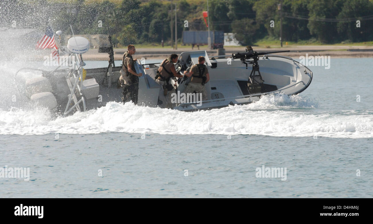 Questa immagine mostra un cutter della Guardia Costiera in azione, che sottolinea il ruolo della sicurezza Nazionale nella sicurezza marittima. Le navi della Guardia Costiera sono risorse chiave nelle forze dell'ordine e nelle operazioni di sicurezza nazionale, garantendo la sicurezza delle acque degli Stati Uniti contro varie minacce. Foto Stock