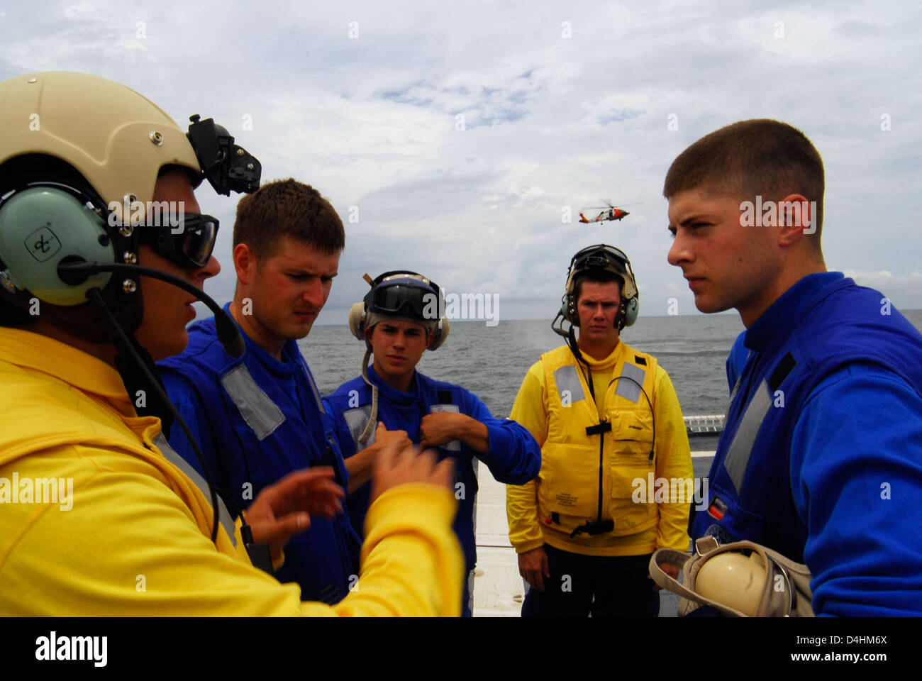 Cutter della Guardia Costiera che conduce operazioni di sicurezza interna, utilizzando barche, taglierine e aerei per mantenere la sicurezza, le forze dell'ordine e la sicurezza marittima nelle acque degli Stati Uniti. Foto Stock