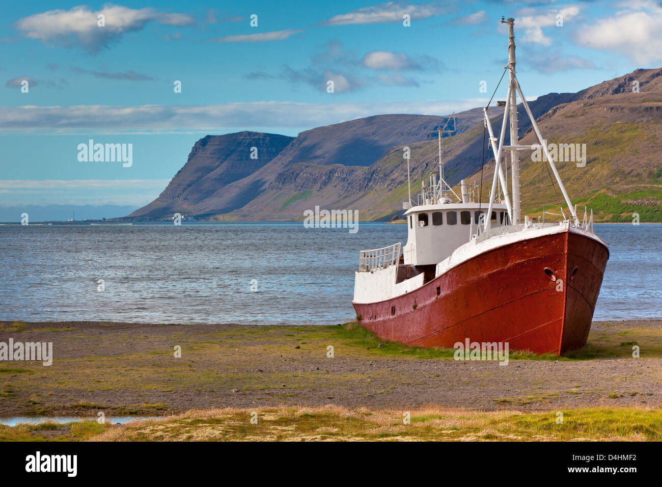 Un vecchio peschereccio che naufrago sulla costa settentrionale dell'Islanda nella regione Westfjords Foto Stock