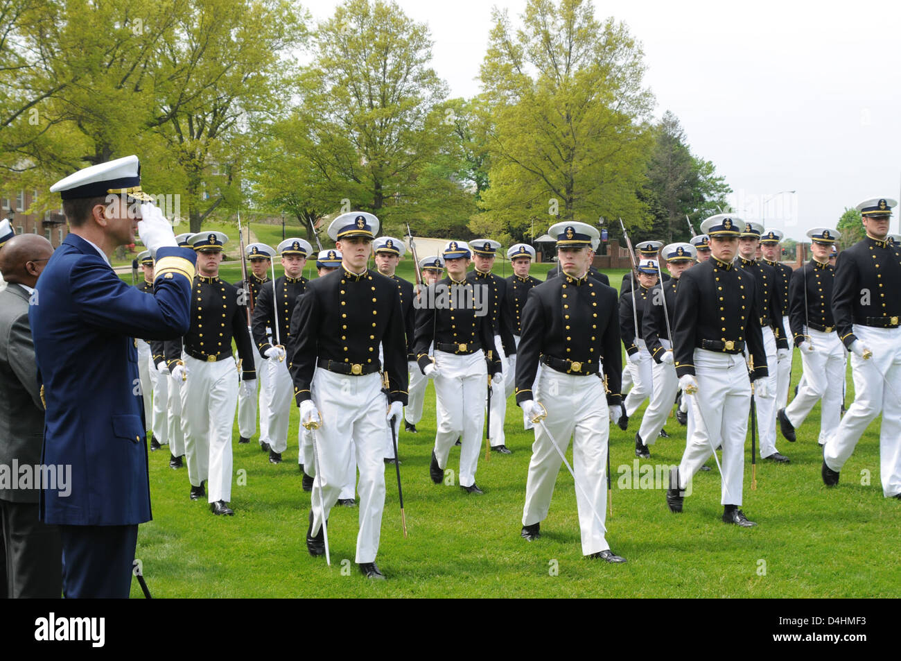 Questa immagine cattura le taglierine della Guardia Costiera che conducono operazioni di sicurezza marittima come parte degli sforzi per la sicurezza interna degli Stati Uniti. La Guardia Costiera svolge un ruolo fondamentale nelle forze dell'ordine e nella sicurezza nazionale nelle acque degli Stati Uniti. Foto Stock
