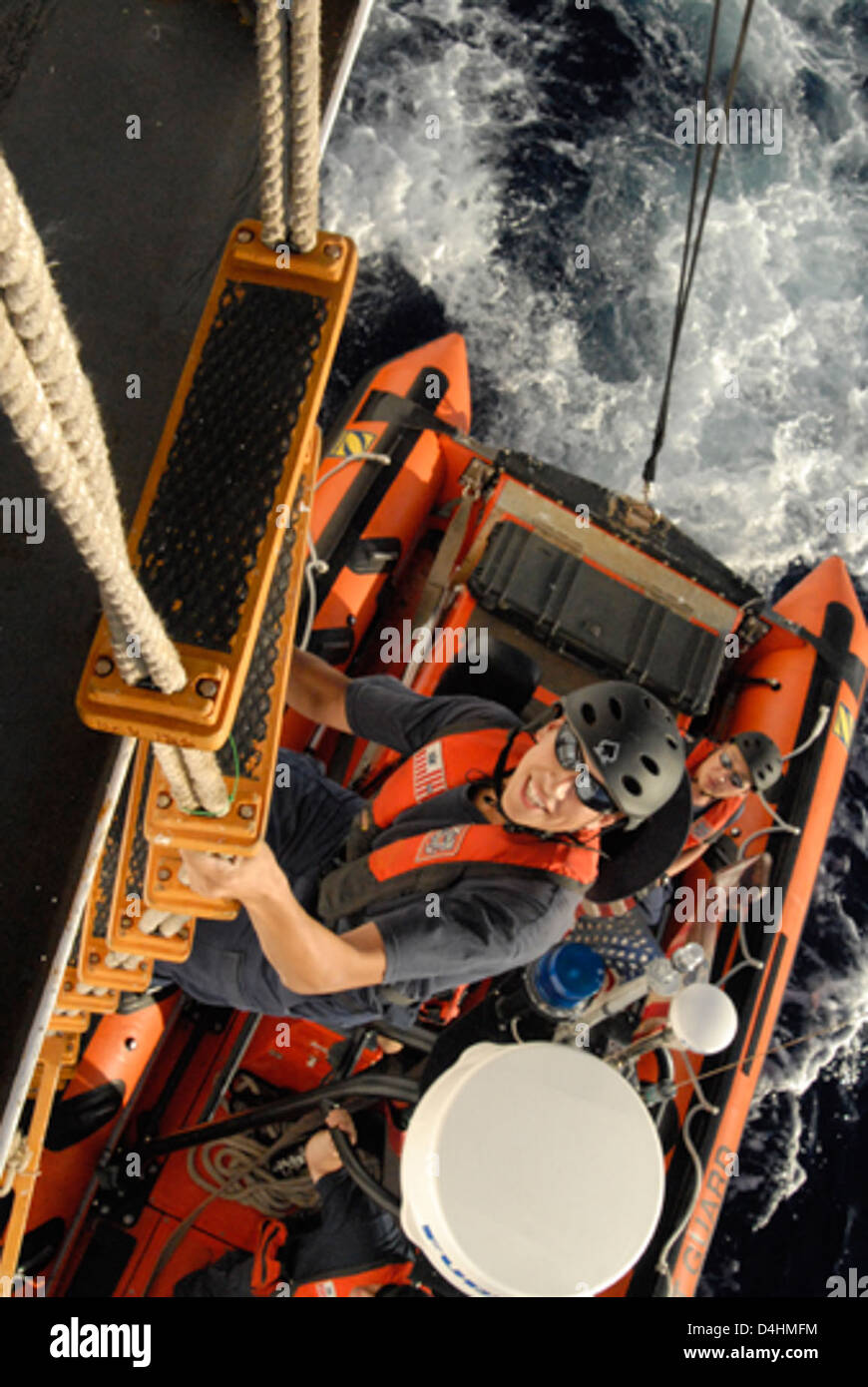 Le frese della Guardia Costiera svolgono un ruolo fondamentale nella sicurezza interna, svolgendo compiti di applicazione della legge e proteggendo le acque degli Stati Uniti da attività illegali. Questi taglierini supportano anche varie operazioni militari e missioni di sicurezza come parte delle ampie responsabilità di sicurezza della Guardia Costiera degli Stati Uniti. Foto Stock